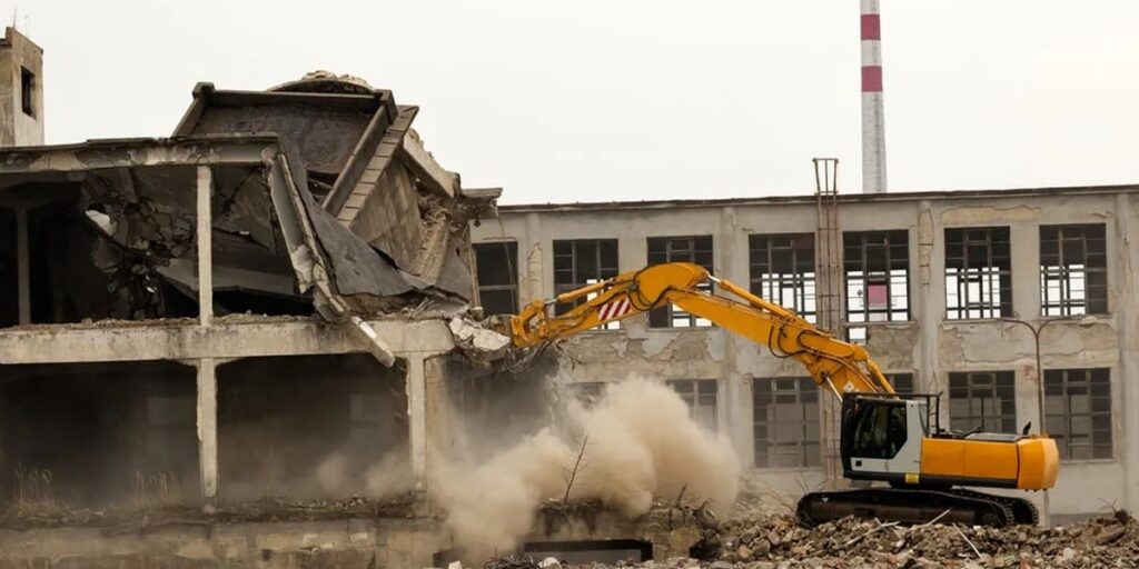Choose the right demolition machine rental: Accomplish the task efficiently